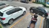 세발자전거 유통업자가 주차장에 갇혔다
