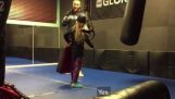 Mała dziewczynka powoduje, że sportowiec kickboxing
