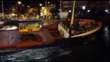 Evia에 다리에 선박 충돌