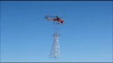 Helicóptero transporta y coloca una torre de alta tensión