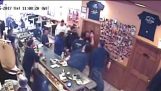 Man salva soffocamento poliziotto di New York a Staten Island Diner
