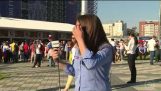Fan yrittää suudella Brasilian toimittaja