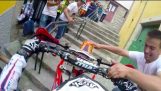 Extreme Enduro-POV-Rennen durch die Stadt