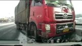 Rowerzysta przetrwa przeciągany 10m przez ciężarówki (Chiny)