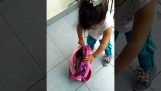 Ein Mädchen wollte ihren Hund in der Schule nehmen