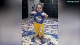 băiat turc face rutina de dans adorabil