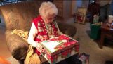 Gatito sorpresa como un regalo de Navidad para una abuela
