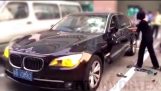 Wife smashes CHEATING husband’s BMW etter å ha oppdaget AFFAIR