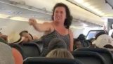 Galen kvinna skriker på flygplan