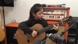 Ένα κορίτσι 6 ετών παίζει το “Fly Me To The Moon” på gitarr
