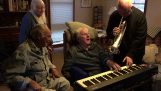 95岁的中风后弹钢琴