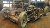 Um modelo de carro de madeira com motor e caixa de velocidades