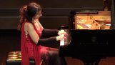 Klaviristka Eliane Rodrigues opúšťa pódium so svojím klavírom