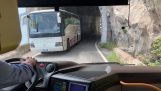 이탈리아 도시 아말피에서 버스 운전사의 기술