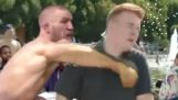 Conor McGregor golpea a personas al azar