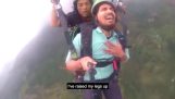 Un indio realiza un vuelo en parapente por primera y última vez