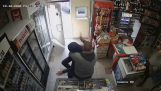 Ladenbesitzer stoppt Räuber mit Messer