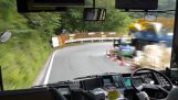 En buschauffør i Japan driver på en bjergvej