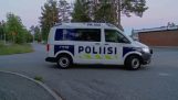 Finsk politi jager beruset, halvnaken syklist