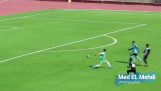 En ballgutt forhindrer målet (Algerie)
