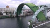 Kaarevat portit suojaavat Japanin Osakaa tulvilta