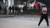 哥倫比亞警察控制抗議者