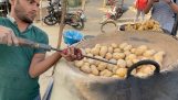 砂で焼いたジャガイモ (インド)