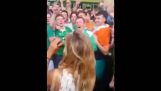Irland Fans Serenade fransk jente