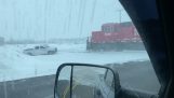 Tog hjælper en pickup med at komme ud af sneen