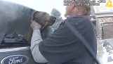 Un policía rescata a un perro de un coche en llamas
