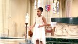 10 yaşında bir kız şarkı söylüyor “gecenin kraliçesi” Mozart '