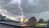 Blitzschlag auf ein Auto