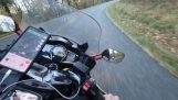 En motorcykel i 87 km/h krockar med ett rådjur