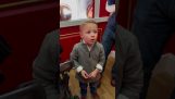 Маленький хлопчик відвідує будинок Діда Мороза