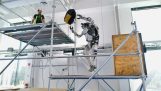 Robotul Atlas aduce uneltele unui muncitor