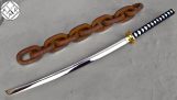 Wykonanie miecza Wakizashi z zardzewiałego żelaznego łańcucha