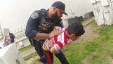 Polizisten retten einem Kind das Leben vor dem Ertrinken