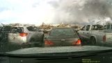 Автомобильный видеорегистратор заснял разрушительный торнадо