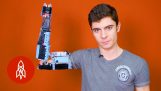 Un joven de 18 años fabrica mano artificial de LEGO