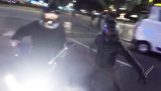 मोटरसाइकिल चुराने की कोशिश कर स्कूटर पर दो चोरों (लंदन)