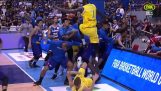 Grande battaglia nella partita di qualificazione di basket tra l'Australia e le Filippine