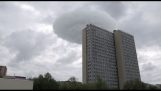 Pilvi kanssa lentävä lautanen yli Moskova