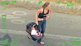 Mujer con el bebé acosada por la policía