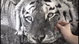 Η ζωγραφιά μιας τίγρης με μεγάλη λεπτομέρεια