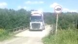Houten brug instort tot het gewicht van een vrachtwagen
