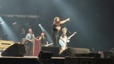 Foo Fighters 'Enter Sandman oynamak’ Bir gitarla 10 yaşındaki erkek