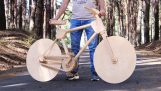 De bouw van een houten fiets