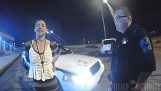 ผู้หญิงกับกุญแจมือขโมยรถตำรวจ