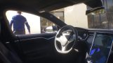 Tesla conducător auto părăsește o mașină numai Park