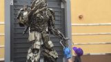 Un niño pequeño que lleva la cabeza de Optimus Prime a Megatron
